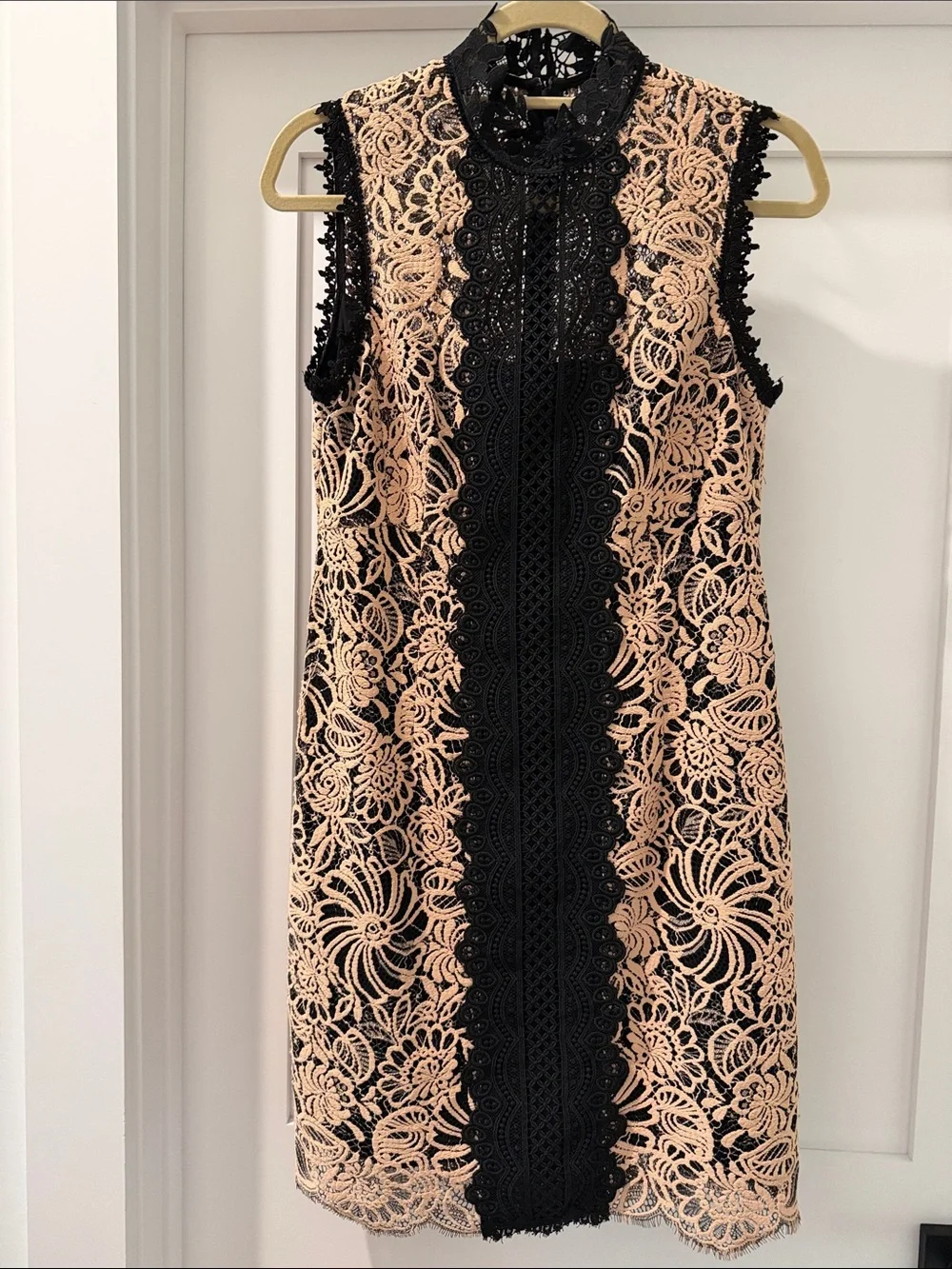 Nanette Lepore Sleeveless Black and Blush Lace Shift Dress (bw)